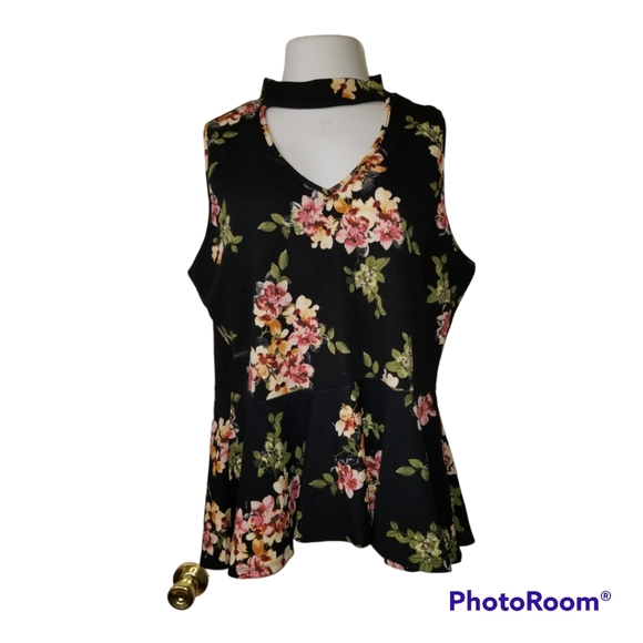 Plus size sleeveless peplum top - Picture 2 of 5
